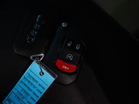 Used 2025 Jeep Wrangler Unlimited Sahara image 22