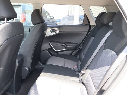 Used 2025 Kia Soul LX w/ LX Technology Package FWD image 18