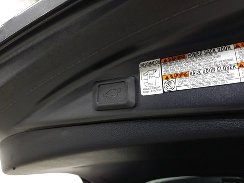 Used 2018 Toyota RAV4 XLE AWD/4WD image 9
