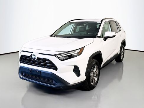 Used 2022 Toyota RAV4 XLE w/ Convenience Package FWD image 4