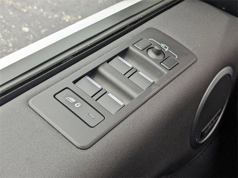 Used 2024 Land Rover Discovery S image 27