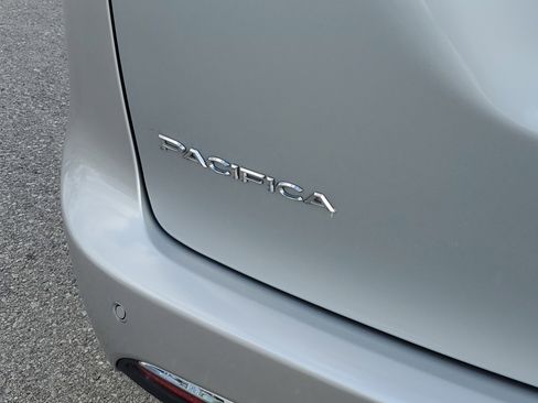 Used 2023 Chrysler Pacifica Touring-L image 12