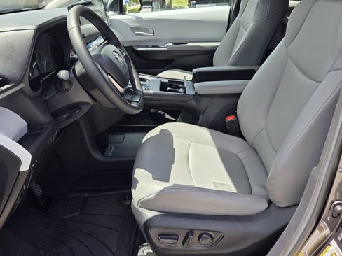 Certified 2025 Toyota Sienna XLE w/ XLE Plus Package image 4