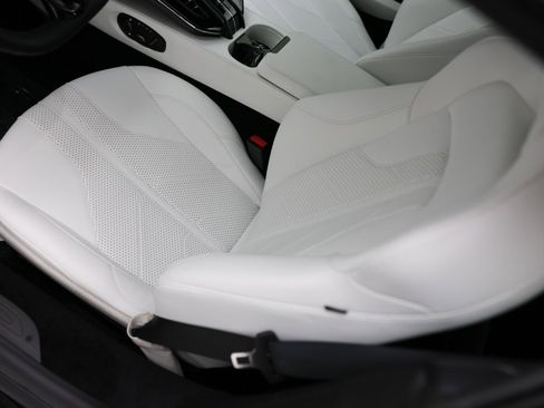 Used 2025 Aston Martin V8 Vantage Coupe image 15