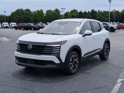 Used 2025 Nissan Kicks SV AWD/4WD image 2