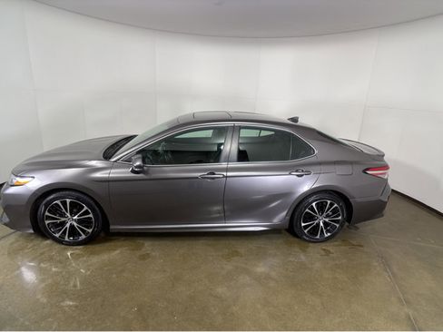 Used 2018 Toyota Camry SE image 17