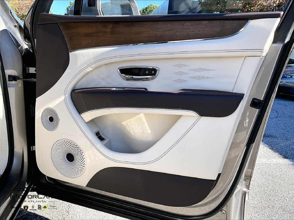 Used 2025 Bentley Bentayga AWD/4WD image 19