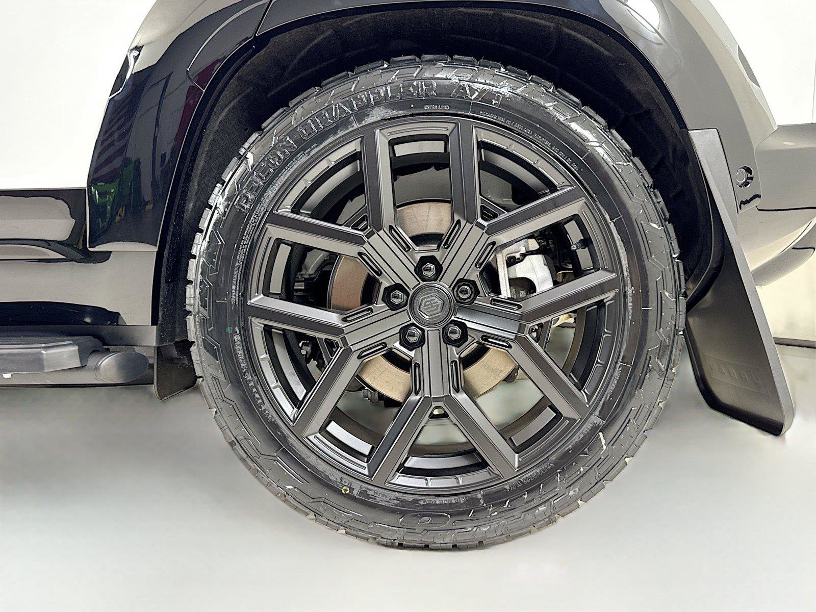 Used 2026 Land Rover Defender 110 X-Dynamic SE AWD/4WD image 38