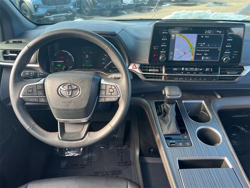Used 2024 Toyota Sienna XSE image 9