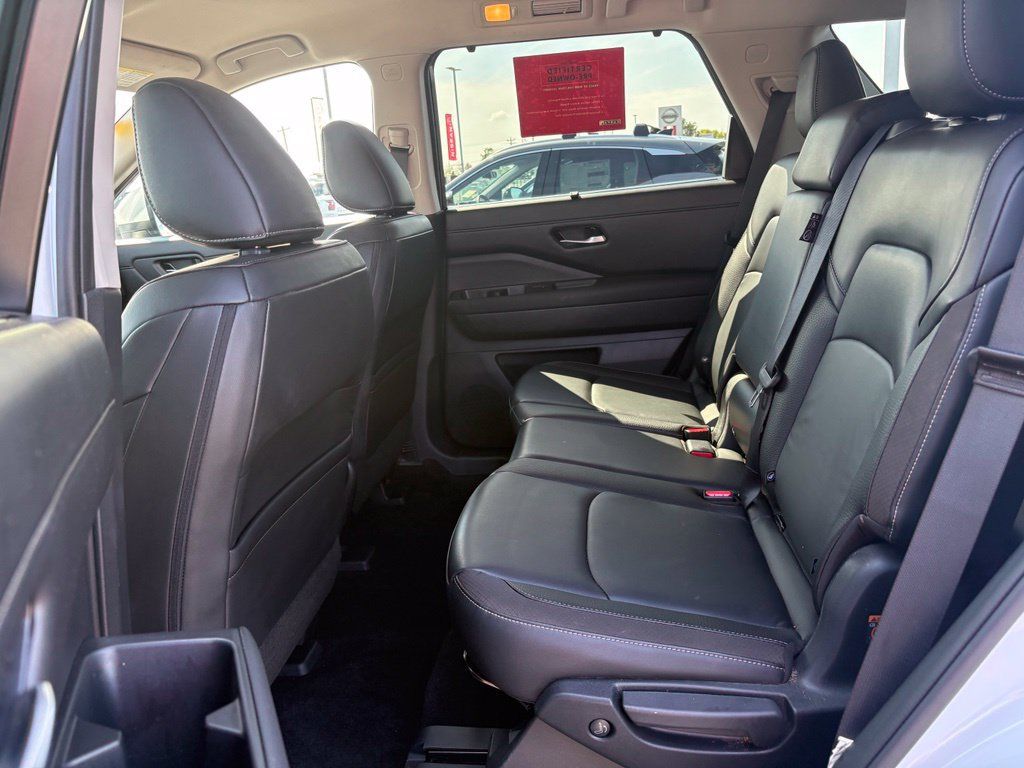 Used 2025 Nissan Pathfinder SL w/ Black Appearance Package AWD/4WD image 22