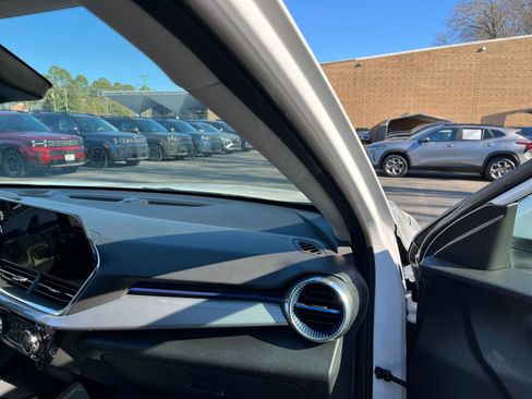 Used 2025 Chevrolet Trax LT w/ LT Convenience Package image 33