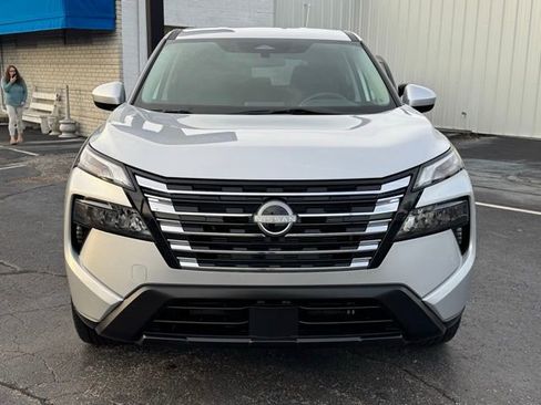 Used 2024 Nissan Rogue SV image 2