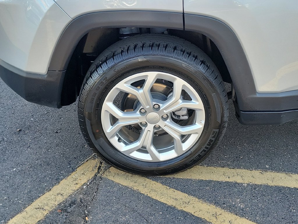 Used 2024 Jeep Compass Latitude AWD/4WD image 8