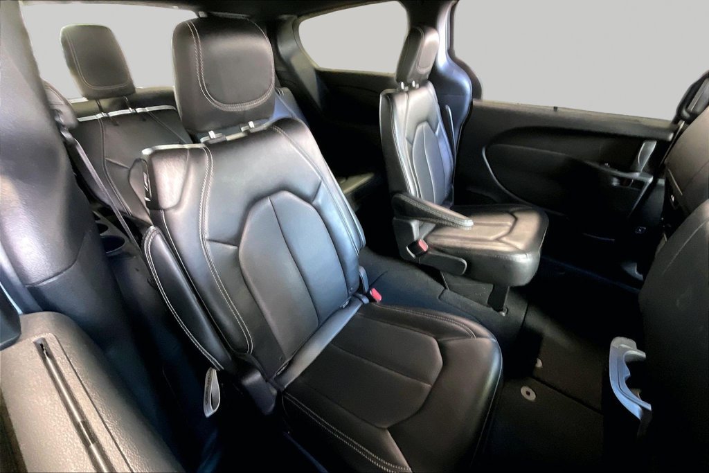 Used 2025 Chrysler Pacifica Select FWD image 16