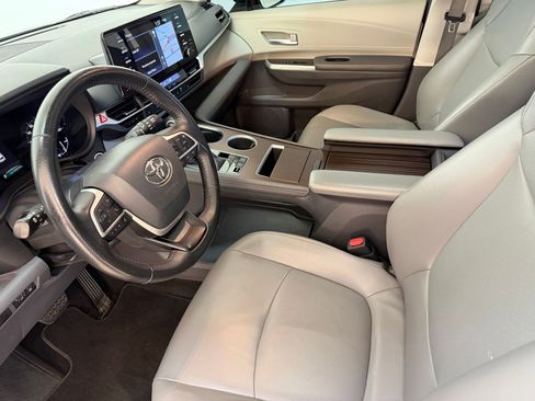 Used 2021 Toyota Sienna XLE w/ XLE Plus Package image 4
