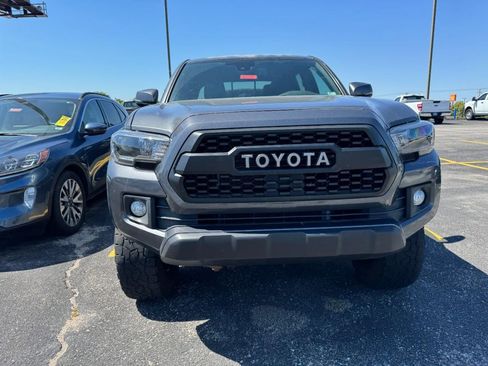 Used 2018 Toyota Tacoma TRD Off-Road w/ Four Season Floor Mat Package AWD/4WD image 3