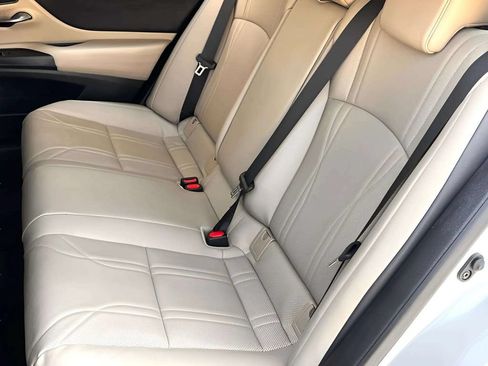 Used 2021 Lexus ES 300h w/ Luxury Package FWD image 11