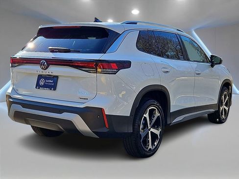 Certified 2025 Volkswagen Tiguan SE image 7