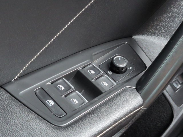 Used 2022 Volkswagen Tiguan SE w/ Panoramic Sunroof Package FWD image 27