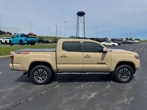 Used 2020 Toyota Tacoma TRD Sport w/ Technology Package AWD/4WD image 2