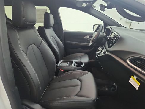 New 2027 Chrysler Pacifica LX FWD image 30