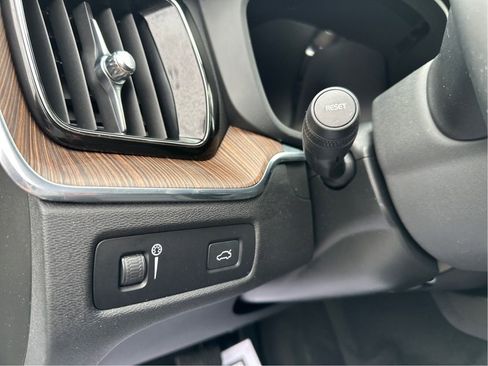 Used 2022 Volvo XC60 B5 Momentum w/ Climate Package image 19