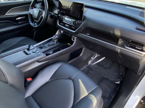 Certified 2025 Toyota Grand Highlander AWD image 9
