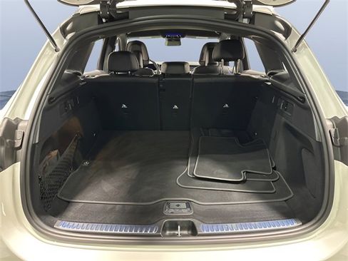 Used 2025 Mercedes-Benz GLC 300 4MATIC image 11