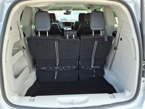 Used 2024 Chrysler Pacifica Touring-L FWD image 31