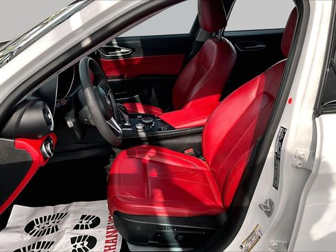 Used 2019 Alfa Romeo Giulia w/ Nero Edizione RWD image 8