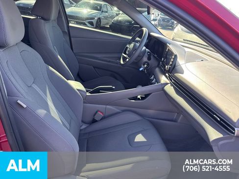 Used 2022 Hyundai Elantra SE image 17