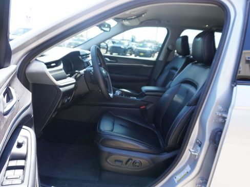 Used 2024 Jeep Grand Cherokee Limited RWD image 7