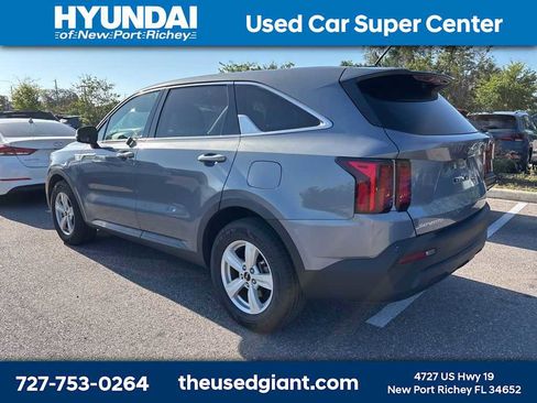 Used 2023 Kia Sorento LX image 2