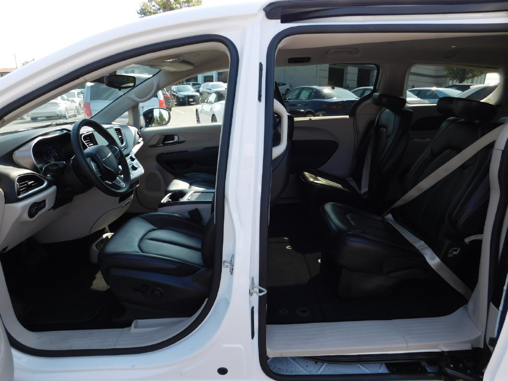 Used 2024 Chrysler Pacifica Touring-L FWD image 13