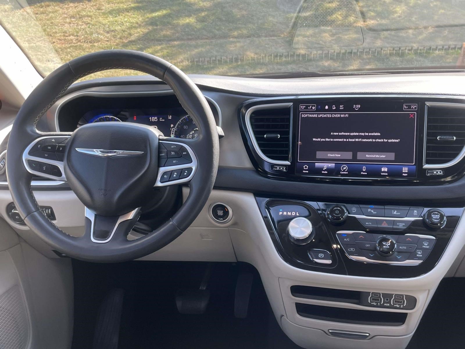 Used 2024 Chrysler Pacifica Touring-L FWD image 13