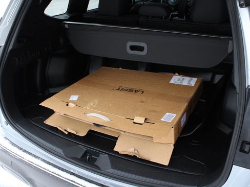 Used 2025 Subaru Forester Premium image 8