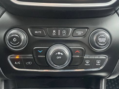 Used 2020 Jeep Cherokee Latitude Plus w/ Cold Weather Group AWD/4WD image 28