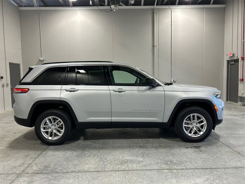 New 2025 Jeep Grand Cherokee 4WD image 5