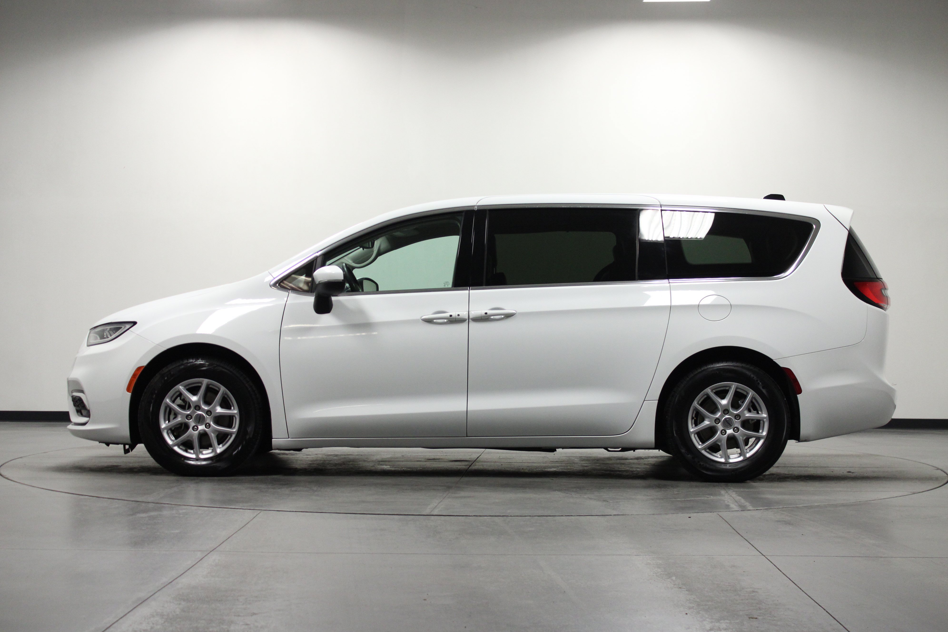 Used 2023 Chrysler Pacifica Touring-L FWD image 7