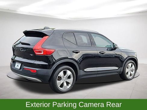 Used 2022 Volvo XC40 T5 Momentum image 7