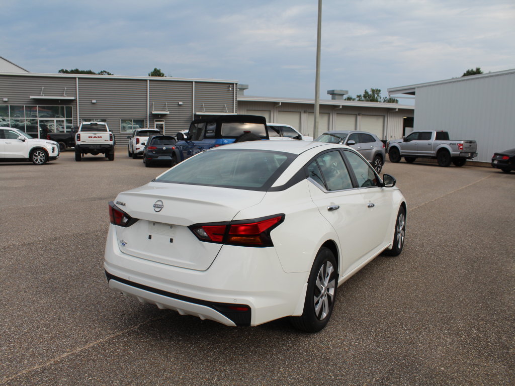 Used 2024 Nissan Altima 2.5 S FWD image 9