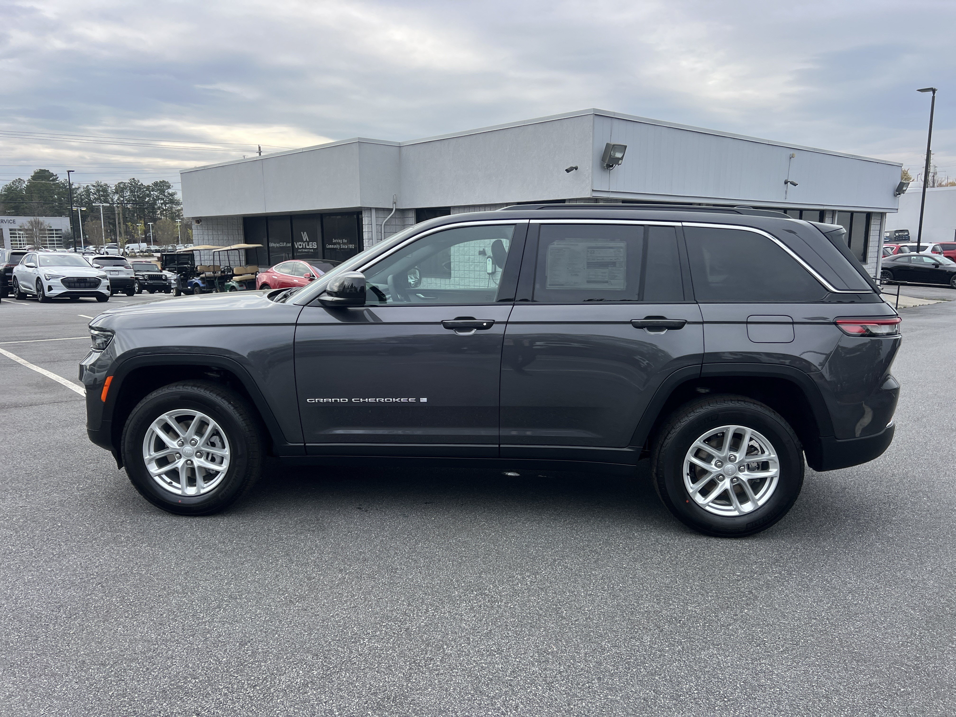 New 2026 Jeep Grand Cherokee Laredo w/ Trailer Tow Package AWD/4WD image 4