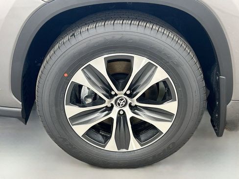 New 2026 Toyota Highlander XLE image 8