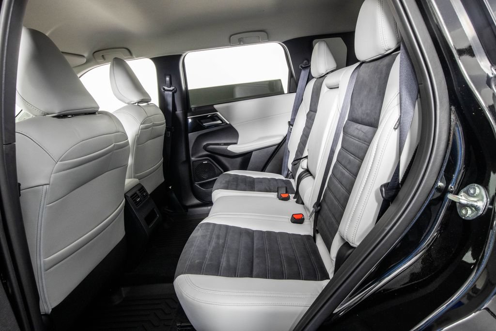 Used 2025 Mitsubishi Outlander SE FWD image 12
