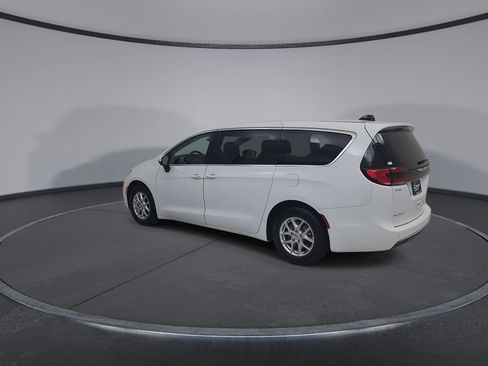 Certified 2023 Chrysler Pacifica Touring-L FWD image 13