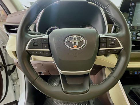 Used 2022 Toyota Highlander XLE AWD/4WD image 15
