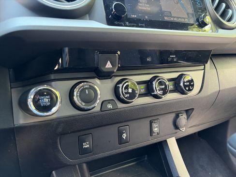 Used 2017 Toyota Tacoma TRD Sport w/ Tow Package (A/T) AWD/4WD image 35