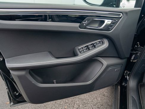 Certified 2025 Porsche Macan image 10