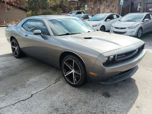 Used 2011 Dodge Challenger SE image 7