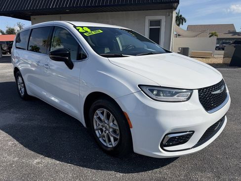 Used 2024 Chrysler Pacifica Touring-L FWD image 2
